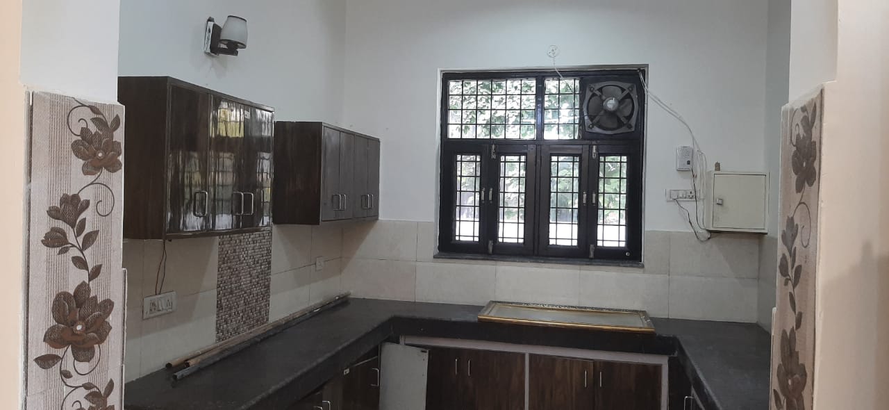 6+ BHK + Pooja Room,Servant Room,Study Room Villa For Sale in Rwa Sector 30 Noida 