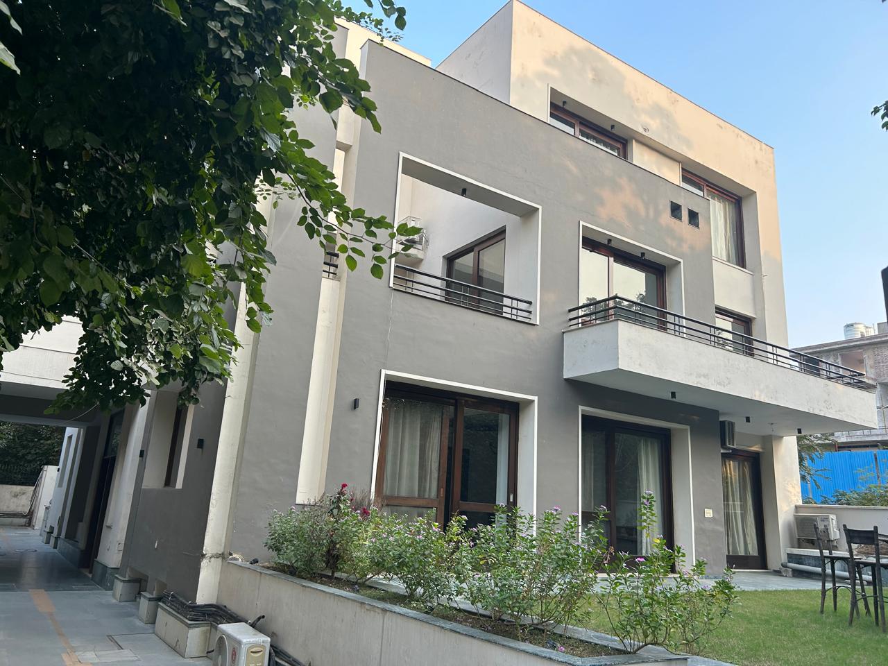 5 BHK + Pooja Room,Servant Room,Study Room,Extra Room Villa For Sale in DLF Royale Residences