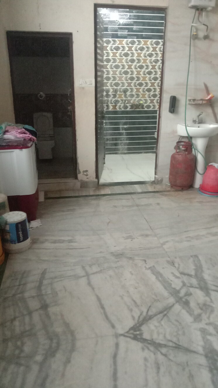  Parking, nehru nagar 3.5 Bedroom 200 Sq.Yd. Builder Floor In Nehru Nagar Ghaziabad 8003391