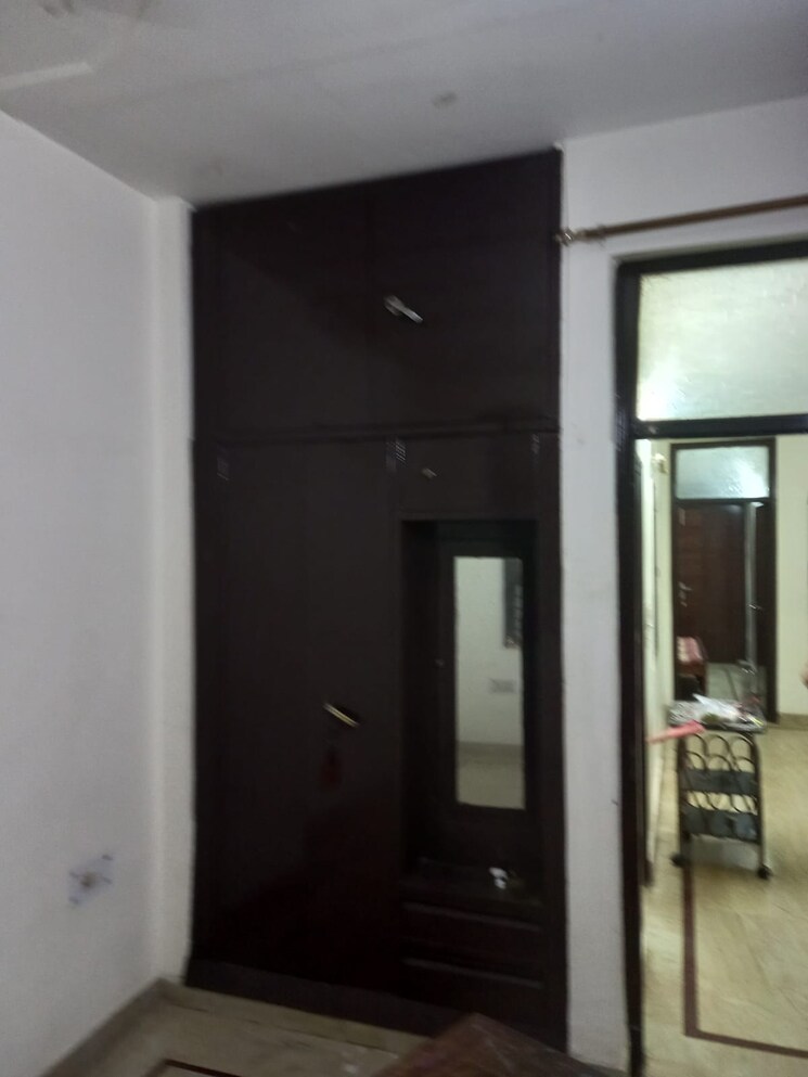 Room, paschim vihar 2.5 Bedroom 84 Sq.Yd. Builder Floor In Paschim Vihar Delhi 8003513