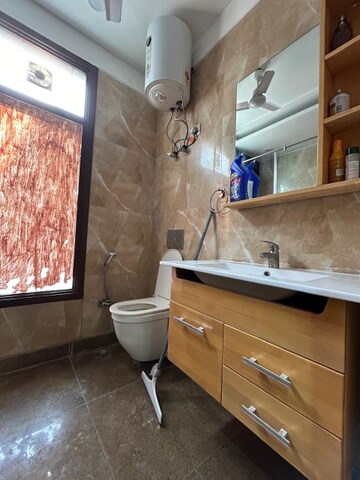 Furnished Amenities in 4 BHK Builder Floor at East Of Kailash – for Rent