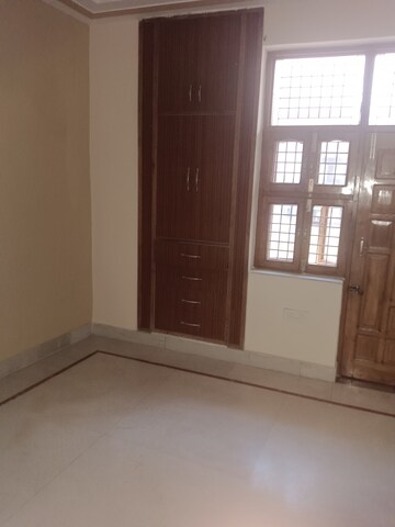 Room in 2 BHK Builder Floor at Sector 9 – for Rent