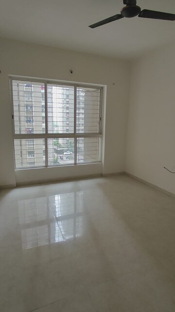 Room in 2 BHK Apartment at Lodha Amara, Kolshet Road – for Rent