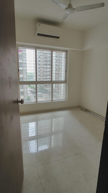 Room in 2 BHK Apartment at Lodha Amara, Kolshet Road – for Rent