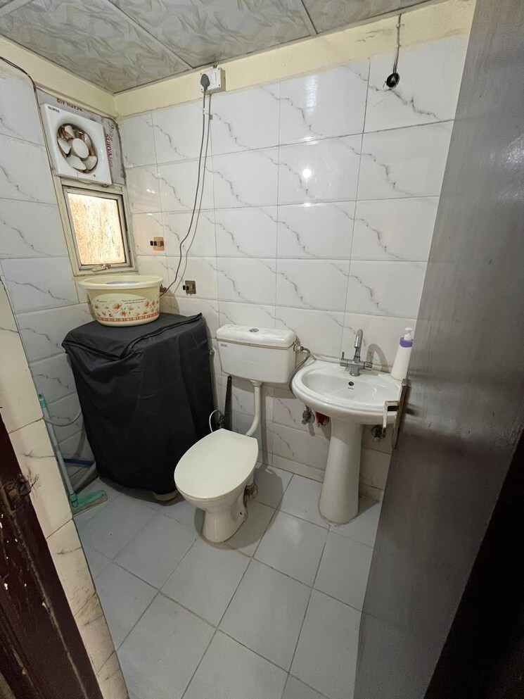 Bathroom, amrapali-heartbeat-city 3 Bedroom 1350 Sq.Ft. Apartment In Sector 107 Noida 8003905