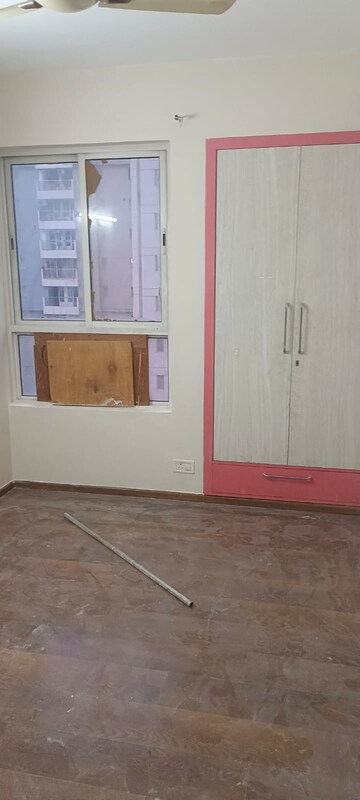 Room in 3 BHK Apartment at Amrapali Heartbeat City, Sector 107 – for Sale