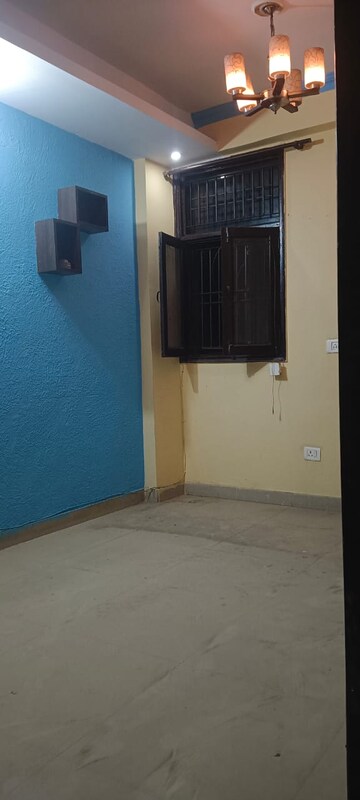 Room in 2 BHK Builder Floor at Maan Heights, Gaur City 1 – for Rent