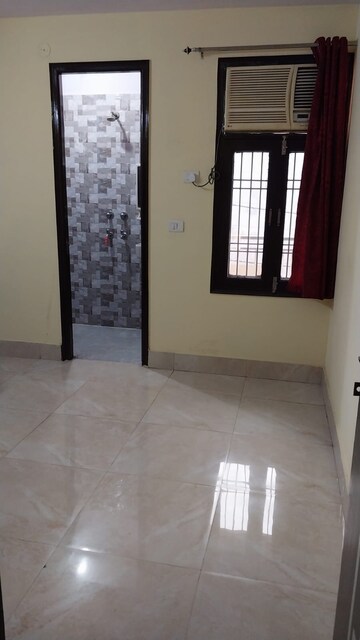 Room in 1 BHK Builder Floor at Maan Heights, Gaur City 1 – for Rent