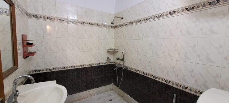 Bathroom, anand vihar 3 Bedroom 1500 Sq.Ft. Builder Floor In Anand Vihar Ghaziabad 8004287