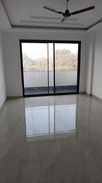 Room in 3 BHK Builder Floor at Sector 85 – for Rent