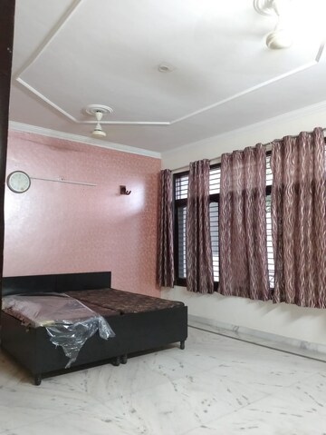 Bedroom in 3 BHK Builder Floor at Sector 40 – for Rent