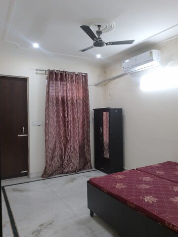 Bedroom in 3 BHK Builder Floor at Sector 40 – for Rent