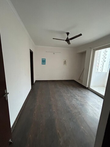 Room in 3.5 BHK Apartment at Amrapali Leisure Park, Amrapali Leisure Valley – for Rent