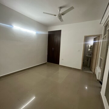 Room in 2.5 BHK Apartment at Supertech Crown Town, Sector 74 – for Rent