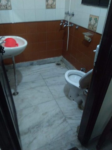 Bathroom in 2.5 BHK Builder Floor at Sector 31 – for Rent