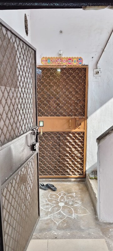 Room in 2 BHK Apartment at Paschim Vihar – for Rent