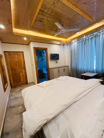 Bedroom in 6+ BHK Villa at Mall Road – for Sale