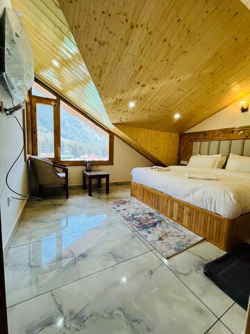 Bedroom in 6+ BHK Villa at Mall Road – for Sale