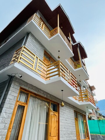 6+ BHK Villa – Exterior View View at Mall Road - for Sale