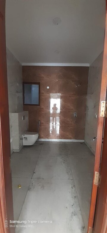 Furnished Amenities in 3 BHK Villa at Tulip Mall, Sector 46 – for Rent