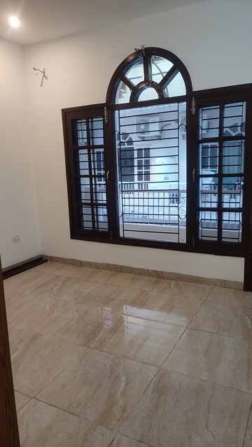 Room in 3 BHK Builder Floor at Sector 74 – for Rent