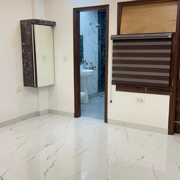 Room in 2 BHK Builder Floor at RWA Apartments Sector 30, Sector 30 – for Rent