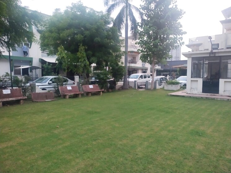  Parking, thaltej 4 Bedroom 285 Sq.Yd. Villa In Thaltej Ahmedabad 8005610