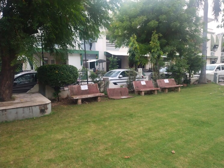  Parking, thaltej 4 Bedroom 285 Sq.Yd. Villa In Thaltej Ahmedabad 8005610