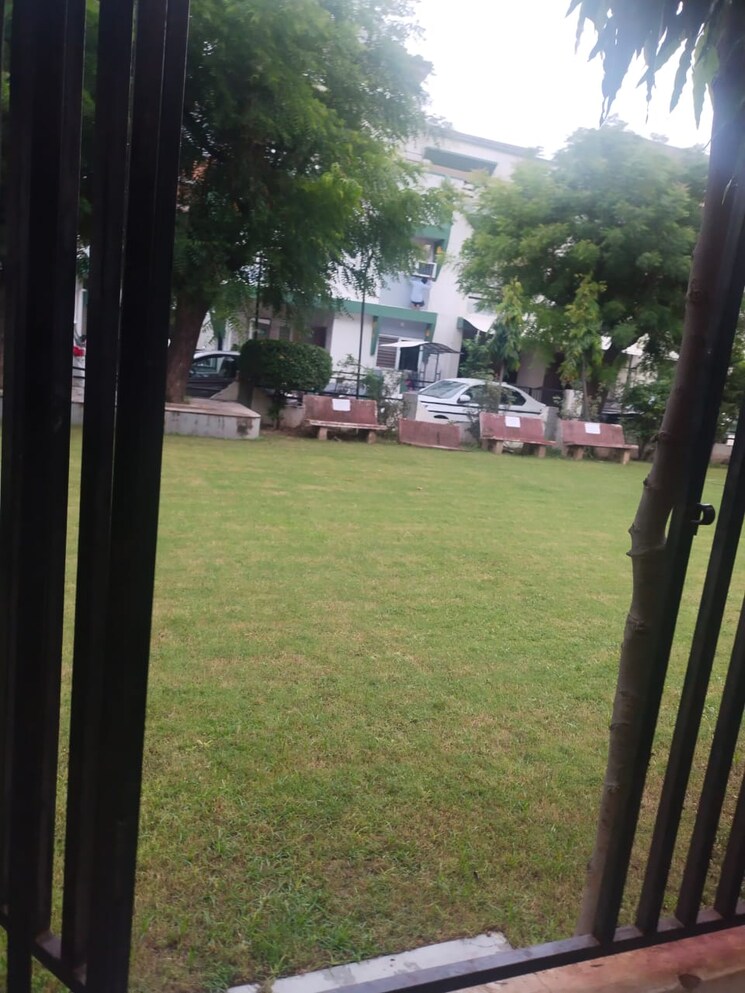 Garden, thaltej 4 Bedroom 285 Sq.Yd. Villa In Thaltej Ahmedabad 8005610