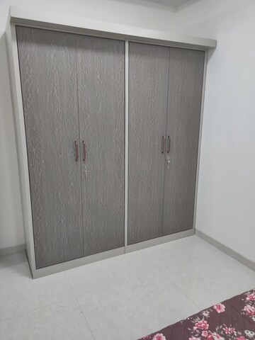 Room in 3 BHK Apartment at HDIL Metropolis Residences, Andheri West – for Rent