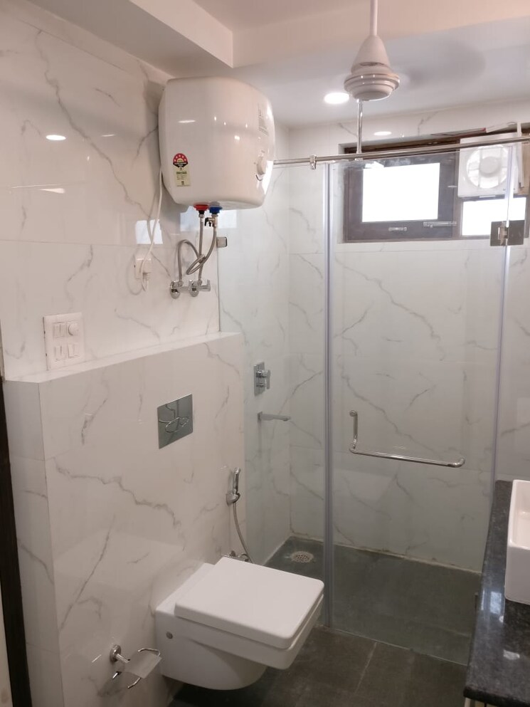 Bathroom, sector 36 6+ Bedroom 300 Sq.Mt. Builder Floor In Sector 36 Noida 8005666