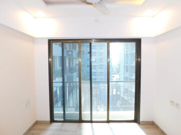 Room in 3 BHK Apartment at Kalpataru Amare, Andheri West – for Rent