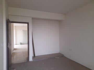 Room in 3 BHK Apartment at BPTP Discovery Park, Sector 80 – for Sale