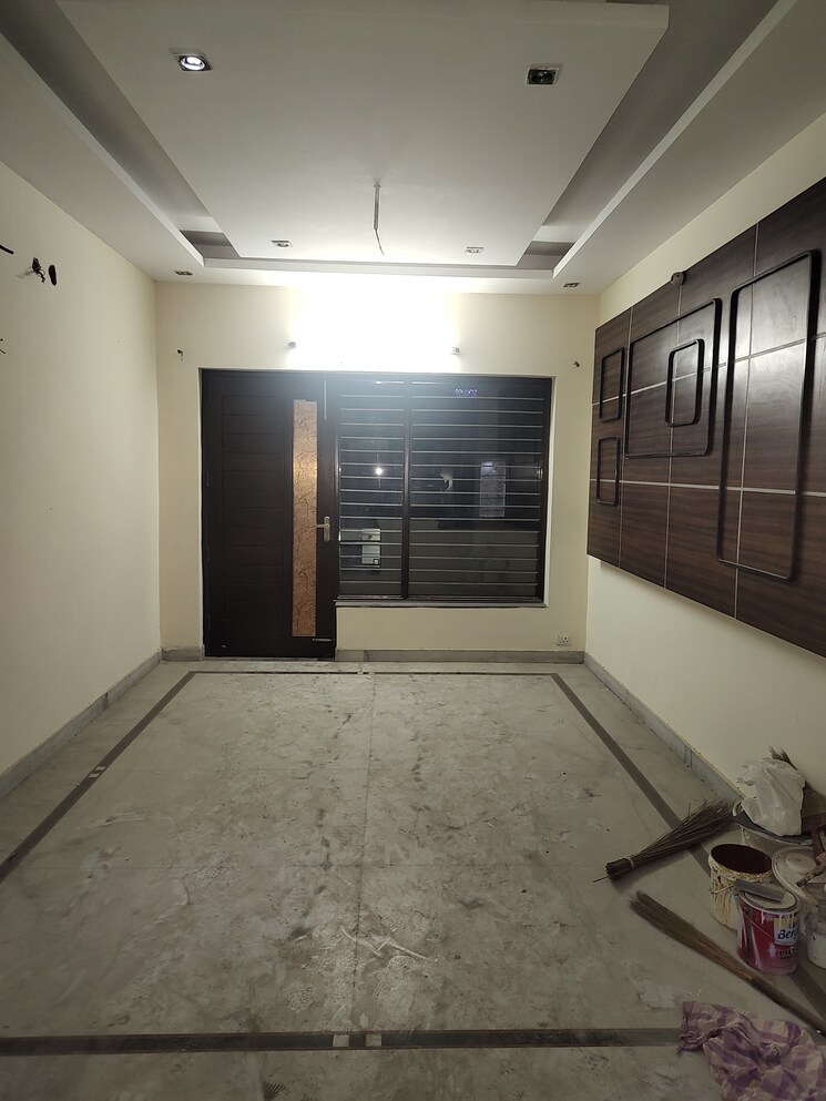 Room, sector 16 6+ Bedroom 250 Sq.Yd. Independent House In Sector 16 Faridabad 8005970