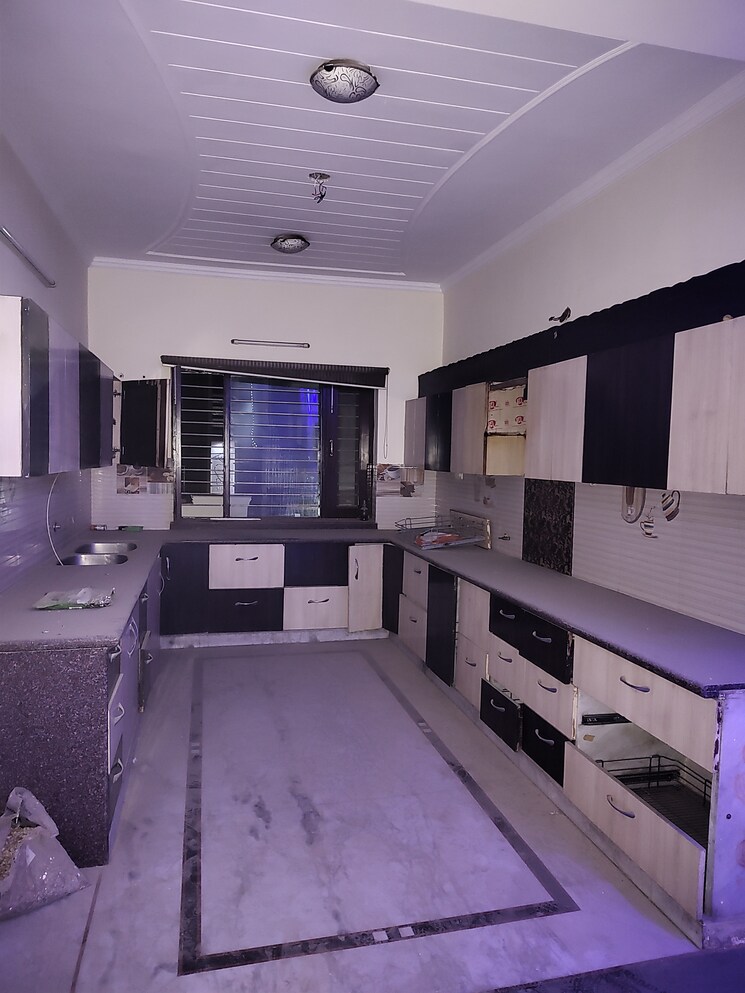 undefined, sector 16 6+ Bedroom 250 Sq.Yd. Independent House In Sector 16 Faridabad 8005970