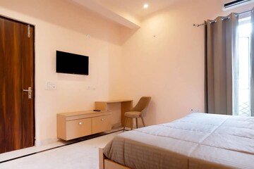 Bedroom in 3 BHK Builder Floor at Palam Vihar Residents Association, Palam Vihar – for Rent