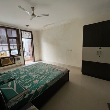 Room in 3 BHK Builder Floor at Ansal Sushant Lok I, Sector 43 – for Rent