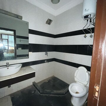 Attached Bathroom in 3 BHK Builder Floor at Ansal Sushant Lok I, Sector 43 – for Rent