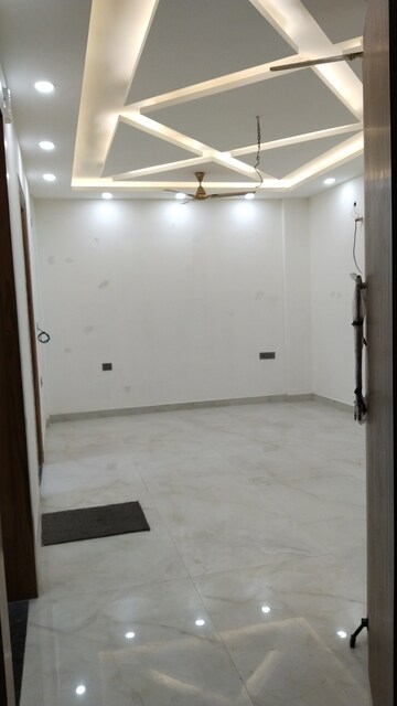 Room in 3 BHK Builder Floor at BPTP Parkland, Sector 75 – for Rent
