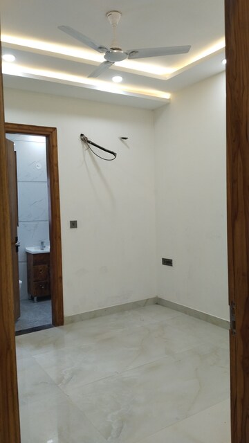 Room in 3 BHK Builder Floor at BPTP Parkland, Sector 75 – for Rent