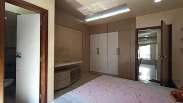 Room in 3 BHK Apartment at Worli – for Rent
