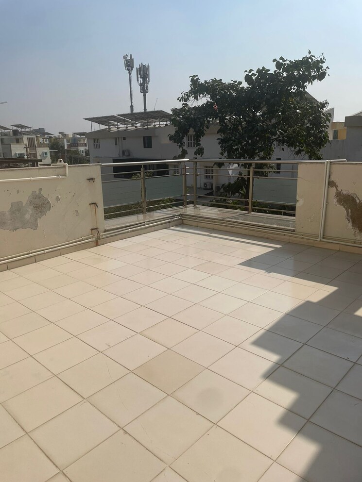 Balcony, science city 4 Bedroom 240 Sq.Yd. Villa In Science City Ahmedabad 8006858