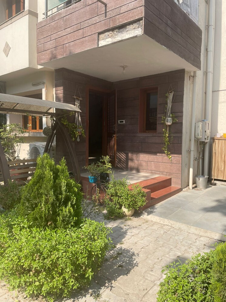  Parking, science city 4 Bedroom 240 Sq.Yd. Villa In Science City Ahmedabad 8006858