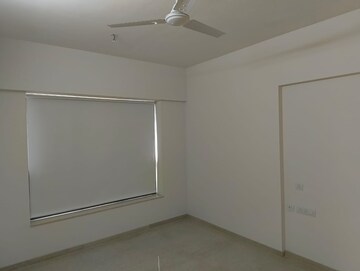 Room in 2 BHK Apartment at Shapoorji Pallonji Vicinia, Powai – for Rent