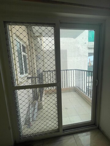 Room in 2.5 BHK Apartment at Gaur City 2 - 12th Avenue, Sector 16c Greater Noida – for Sale