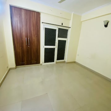 Room in 3.5 BHK Apartment at Aims Golf City, Noida Central – for Rent