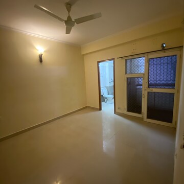 Room in 3.5 BHK Apartment at Aims Golf City, Noida Central – for Rent