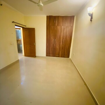 Room in 3.5 BHK Apartment at Aims Golf City, Noida Central – for Rent