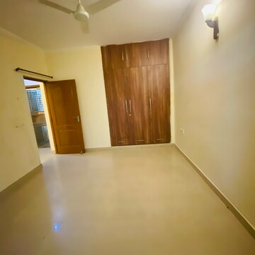 Room in 3.5 BHK Apartment at Aims Golf City, Noida Central – for Rent