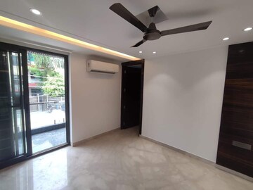 Room in 4 BHK Builder Floor at Srishti Greenfield Homes, Green Fields Colony – for Rent